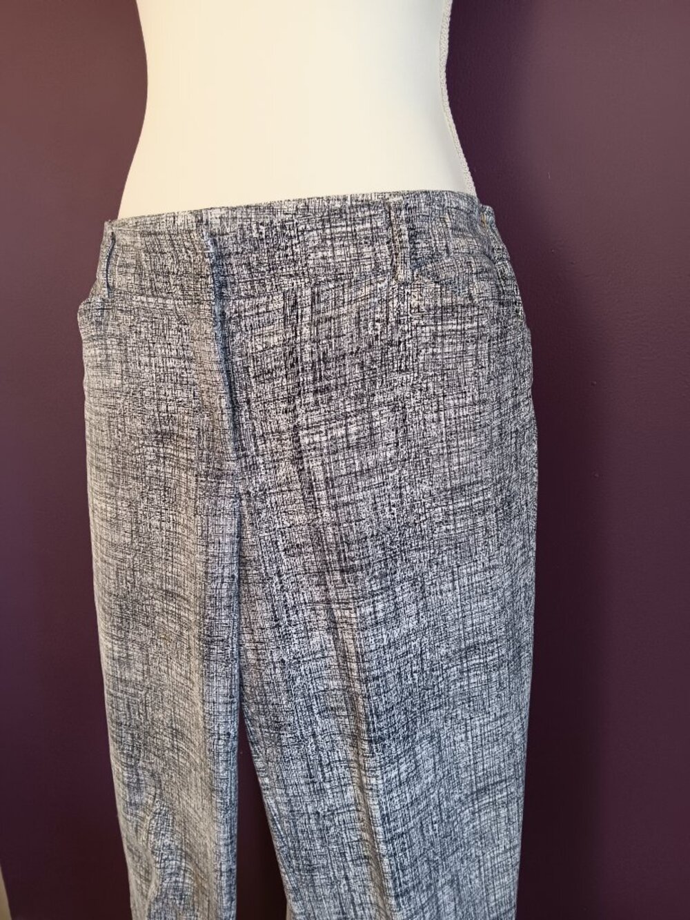 Black & white capris, size 10